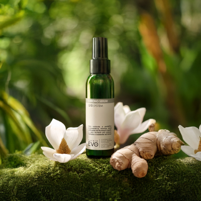 immagine del prodotto Chrono Serum su sfondo verde con fiori bianchi e zenzero 